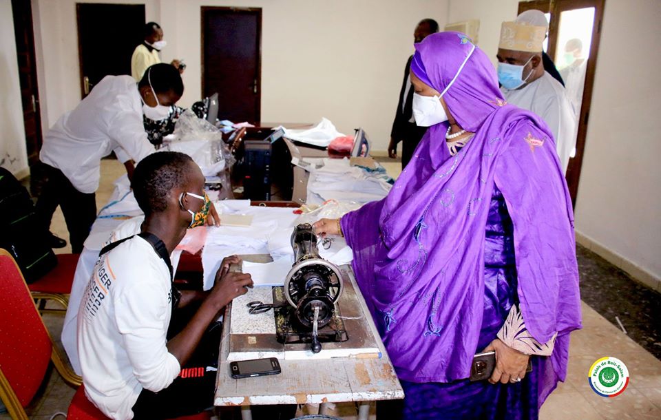 Le Président de la République et la Première Dame soutiennent de jeunes artisans